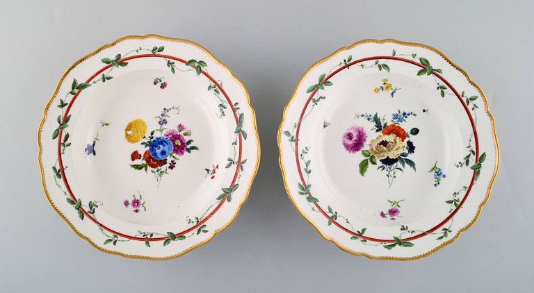 To antikke Meissen dybe tallerkener i gennembrudt porcelæn med håndmalede blomster motiver. Museumskvalitet. Dateret 1773-1814. 