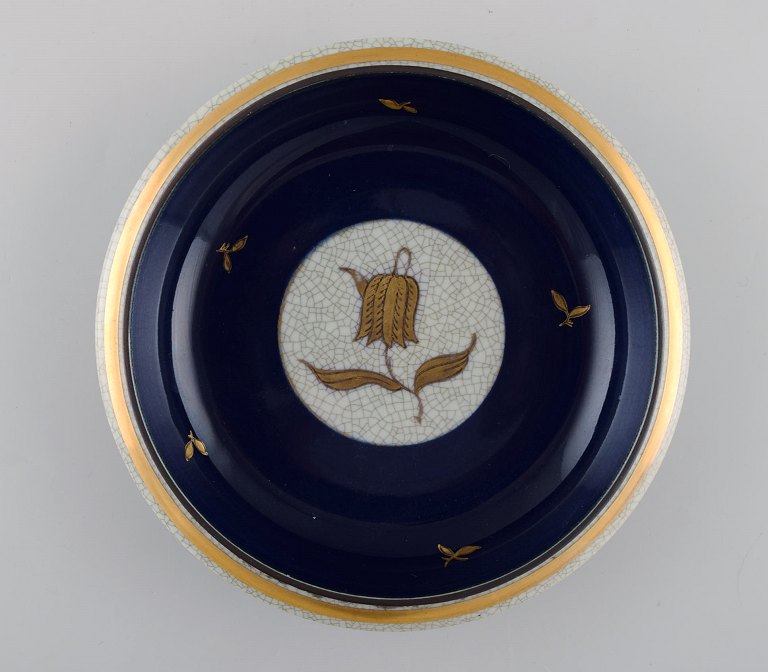 Oluf Jensen for Royal Copenhagen. Bowl in crackled porcelain with gold decoration and floral motif. 1930