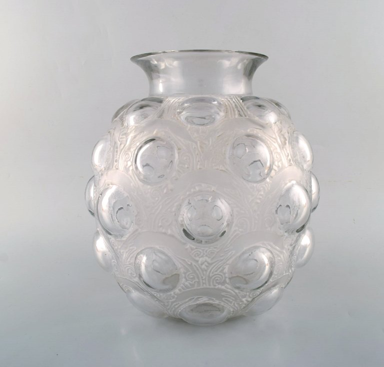 Stor og tidlig René Lalique. Sjælden "Antilopes" vase i kunstglas med springende antiloper. Modelnummer 875. Designet 1925. 