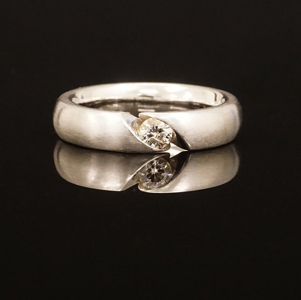 Ruben Svart, København: 14kt hvidguldsring prydet med brillantsleben diamant på ca. 0,2ct. Ringstr. 55