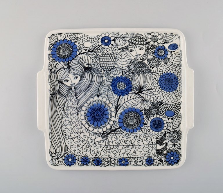 Esteri Tomula (1920-1998), Finland. Pastoraali bakke i porcelæn dekoreret med kvinder og blomster. 1960