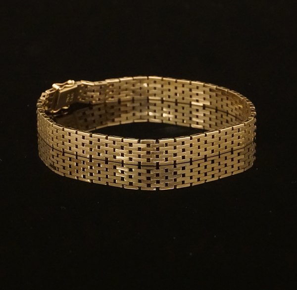 Charles Østergaard Taus, København: Murstensarmbånd i 14kt guld med dobbelt sikkerhedslås. L: 19,5cm. B: 7mm. V: 18gr