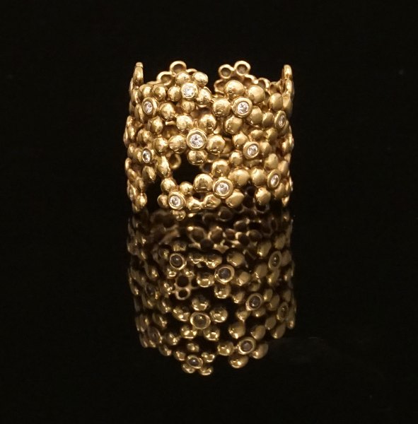 Ole Lynggaard: Hyldeblomstring i 14kt guld rigt besat med diamanter. Ringstørrelse: 55
