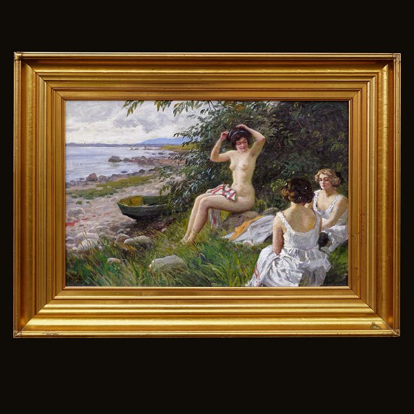 Paul Fischer, 1860-1934, tre badepiger på en strand. Olie på lærred. Signeret. Lysmål: 42x62cm. Med ramme: 62x82cm