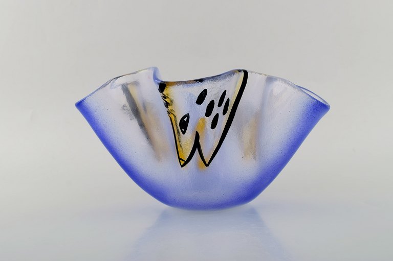 Ulrica Hydman Vallien for Kosta Boda. Bowl in mouth-blown art glass with fish motifs. Swedish design, 1980s.