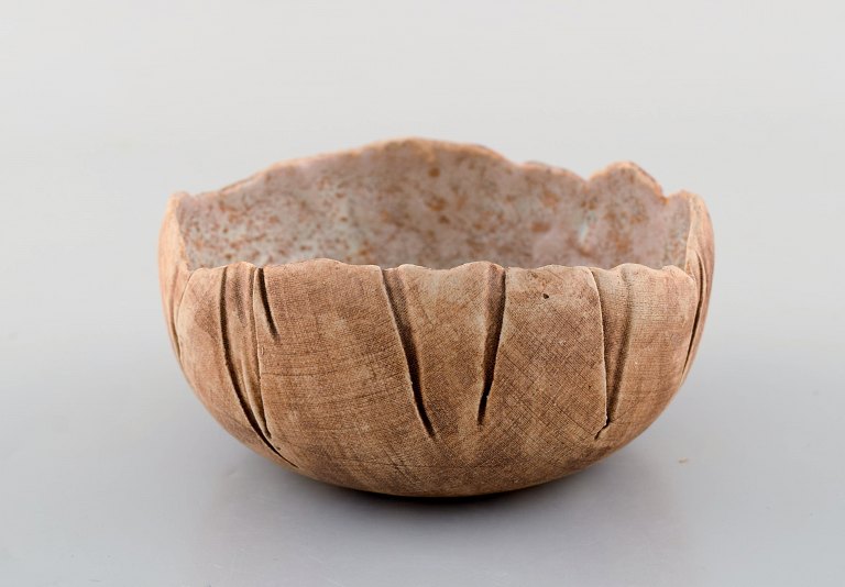 Lizzie Schnakenburg Thyssen (født 1925), dansk kunstner og keramiker. Unika skål i keramik. Dateret 1986. 