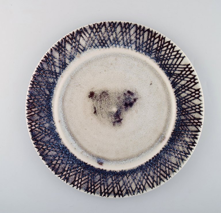 Stig Lindberg for Gustavsberg Studiohand. Stort fad i glaseret keramik. Smuk glasur i violette toner. Midt 1900-tallet.