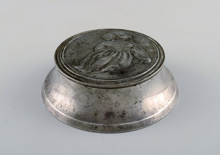 Ballin / Hertz, Denmark. Art nouveau lidded box in pewter decorated with young girl. Ca. 1920.