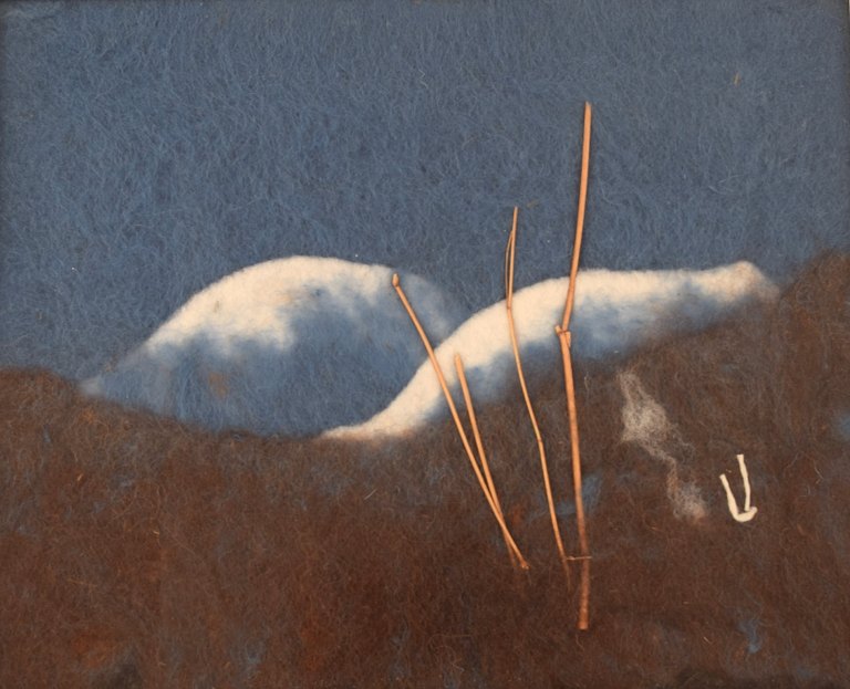 Lisa Johansson, svensk kunstner. Uld på plade. Modernistisk bjerglandskab. Sent 1900-tallet.