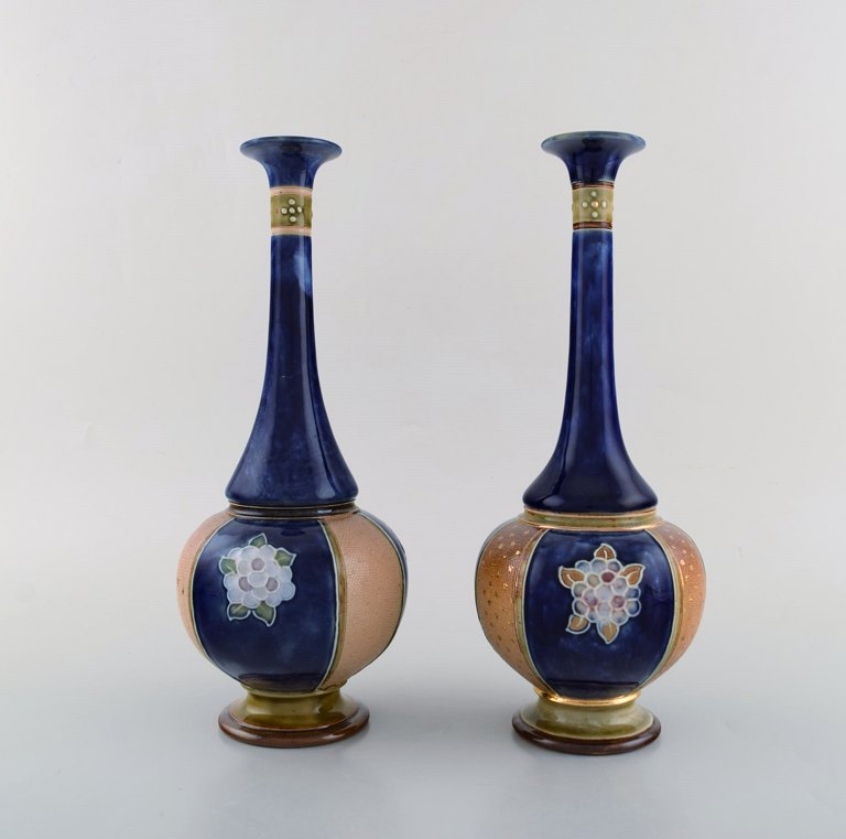 Royal Doulton, England. Et par smalhalsede art nouveau vaser i håndmalet porcelæn. Ca 1910.