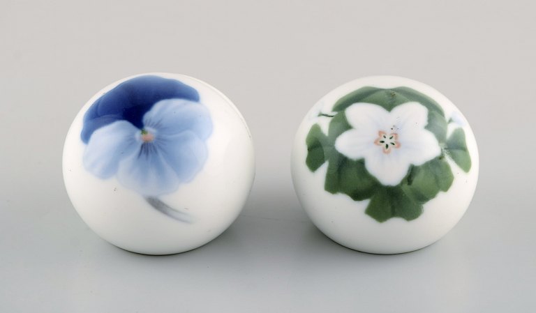 Bing & Grondahl / B&G. A pair of early art nouveau table card holders in porcelain with flowers. Early 20th century.