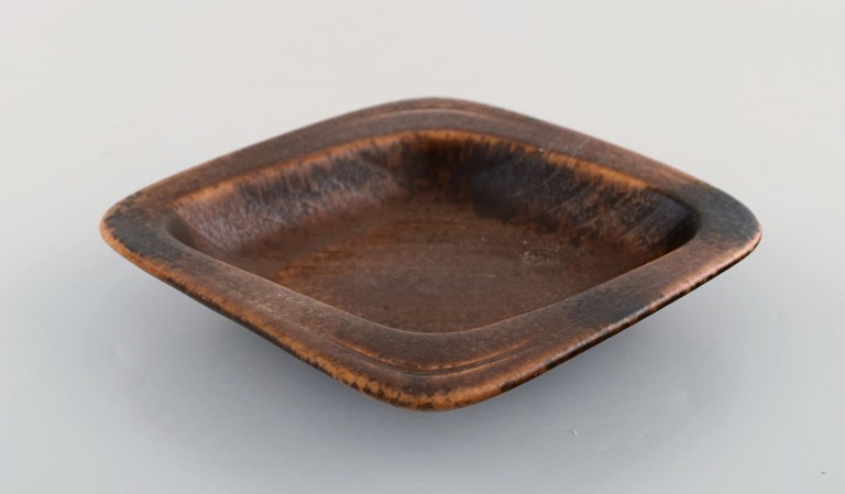 Gunnar Nylund for Rörstrand. Firkantet fad i glaseret stentøj. Smuk glasur i brune nuancer. Sjælden form. 1960