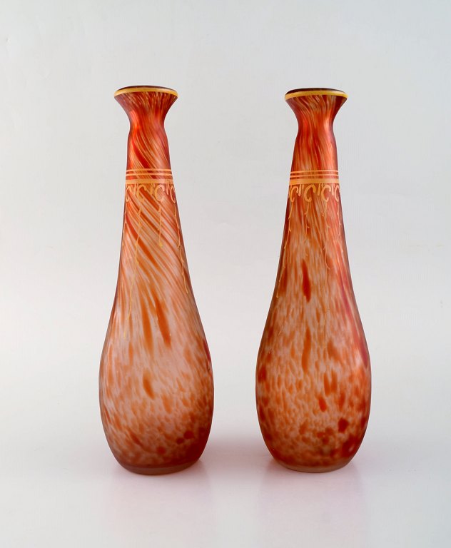 Legras, Frankrig. To vaser i mundblæst kunstglas med gulddekoration. Ca. 1930.