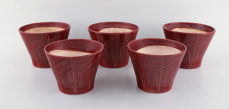 Fem Bo Fajans Marianne urtepotter i glaseret keramik. Smuk rød glasur og geometrisk mønster. Svensk design, 1960/70