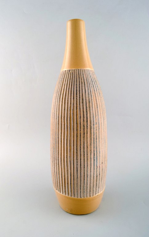 Skandinavisk keramiker. Stor vase i glaseret keramik med rillet korpus. Sent 1900-tallet.