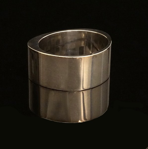 Georg Jensen: Kraftig armring i sterlingsølv. Dessin 422E. Indvendige mål: 6x5,2cm. V: 106,9gr