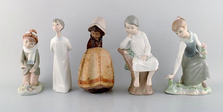 Lladro, Nao and Zaphir, Spain. Five porcelain figurines of children. 1980 / 90