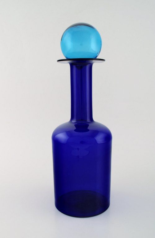 Otto Brauer for Holmegaard. Stor vase/flaske i blåt kunstglas med blå kugle. 1960