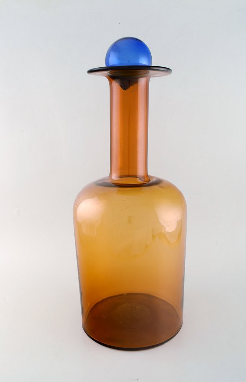 Otto Brauer for Holmegaard. Kolossal vase/flaske i brunt kunstglas med blue kugle. 1960