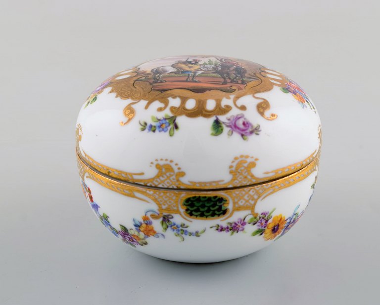 Antique Meissen lidded jar in hand-painted porcelain with romantic scene and gold decoration. 19th century.
