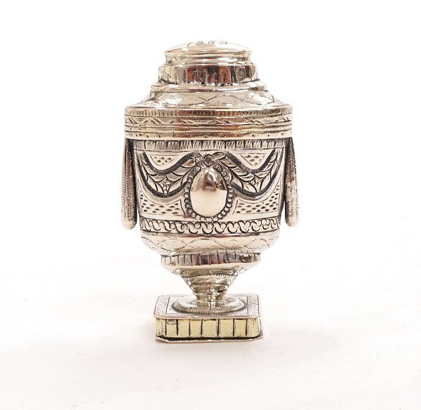 Nicolay Hansen, Tønder, Denmark, 1790-1835: A small silver vinaigrette. H: 6,3cm. W: 39gr