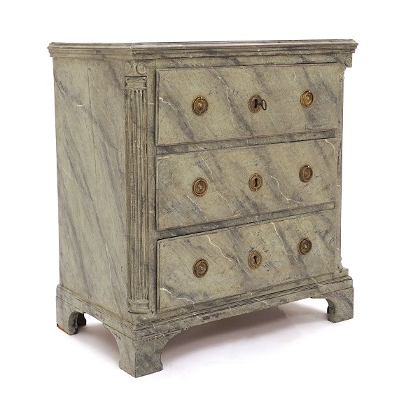 Blå/grønmarmoreret Louis XVI-kommode med kanneleringer og kvartsøjler. H: 80cm. Plade: 42x73cm