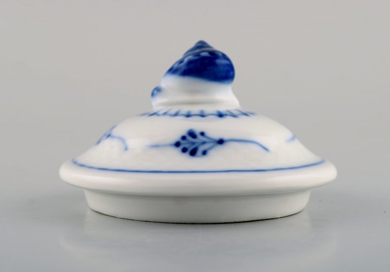 Antique Bing and Grondahl lid in hand-painted porcelain. Lid knob in the form of a snail. Late 19th century.