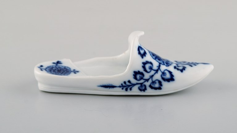 Meissen, Germany. Antique miniature slipper in hand-painted porcelain. 19th century.