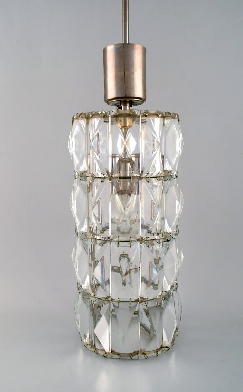 Kaiser Leuchten, Tyskland. Cylindrisk Pendel / loftlampe. Korpus i metal med krystalglas elementer. 1960/70