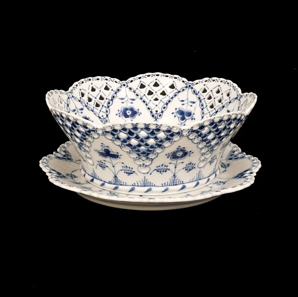 A Royal Copenhagen blue fluted full lace fruit bowl. #1061. H: 10,5cm. D bowl: 23cm