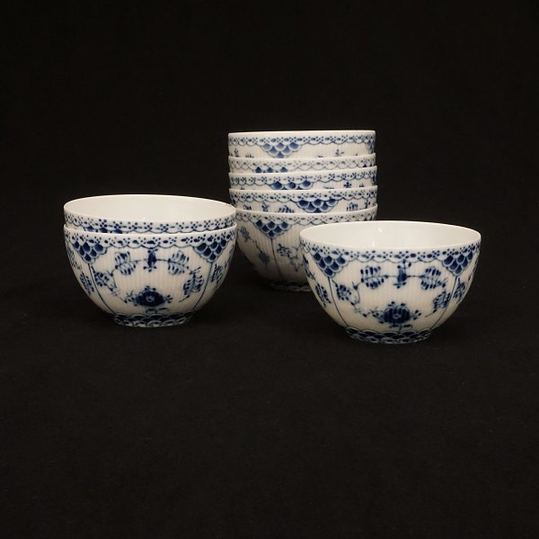 Royal Copenhagen: Sæt på ni små musselmalet helbonde skåle. #1142-4. 1. sortering. H:6,3cm