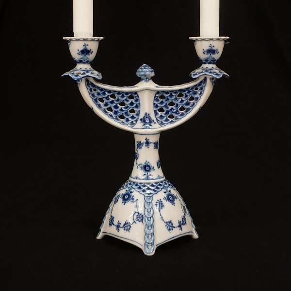 Royal Copenhagen musselmalet helblonde toarmet kandelaber. #1169. 1. sortering. H: 25cm
