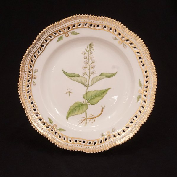 A large Royal Copenhagen plate."20/3553.D: 25cm
