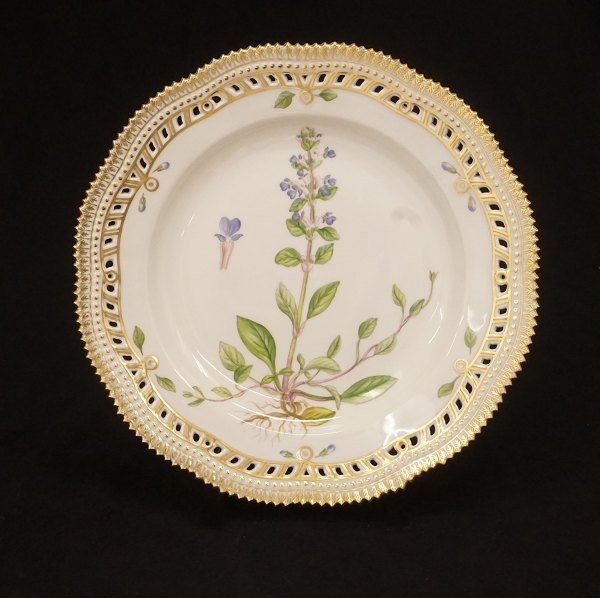 Stor Flora Danica tallerken med gennembrudt fane"Ajuga reptans L".#20/3553.D: 25cm