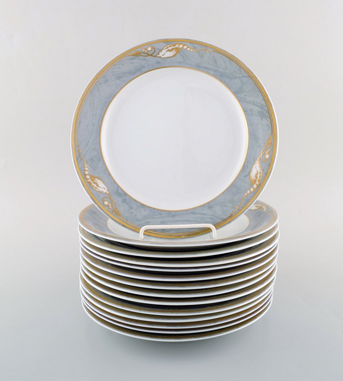 Royal Copenhagen Grå Magnolia frokosttallerken i porcelæn. Modelnummer 622. Sent 1900-tallet. 14 stk på lager.