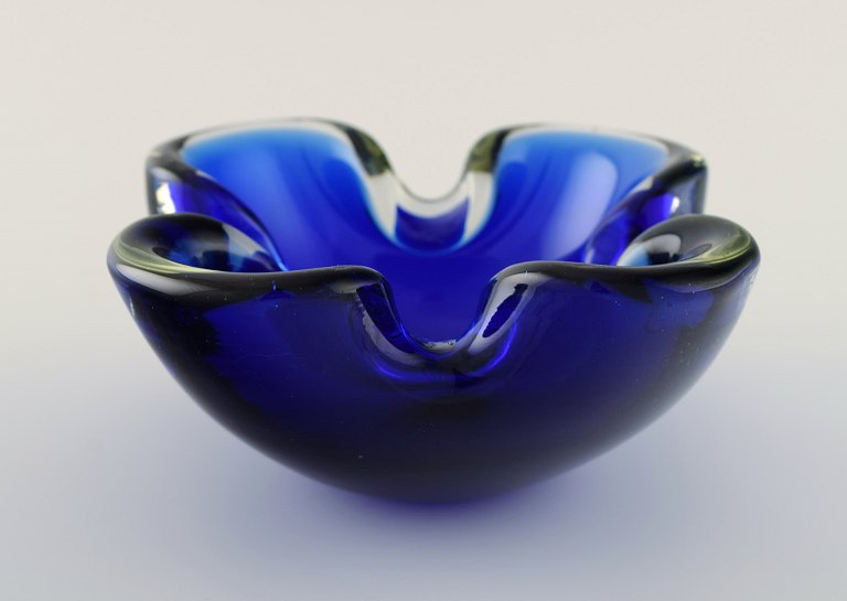 Murano bowl in blue mouth blown art glass. Italian design, 1960s.