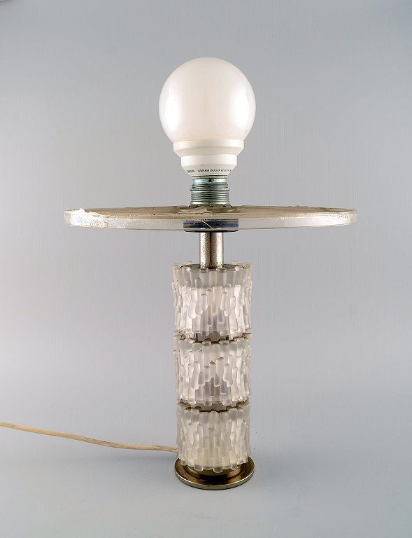 Skandinavisk designer bordlampe i stål og kunstglas. Midt 1900-tallet.