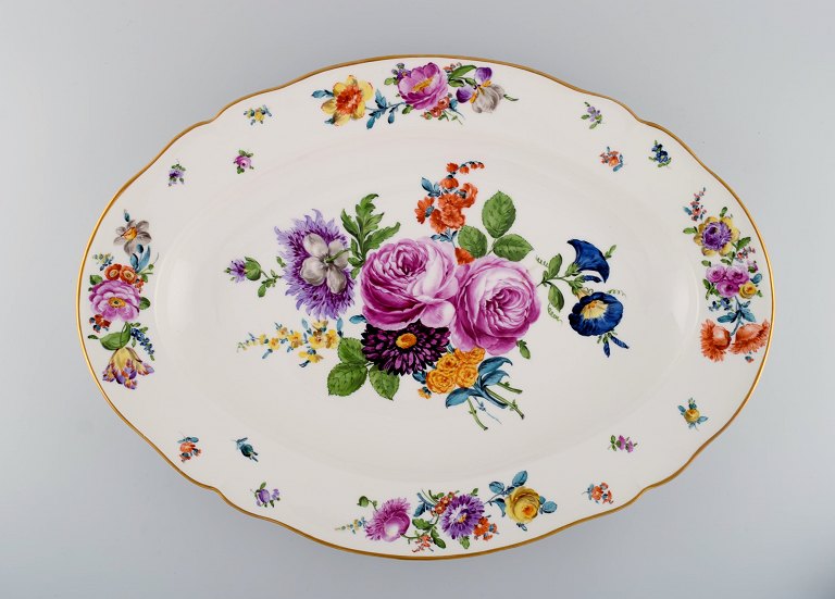 KPM, Berlin. Stort antikt fad i håndmalet porcelæn med blomstermotiver og guldkant. 1800-tallet.