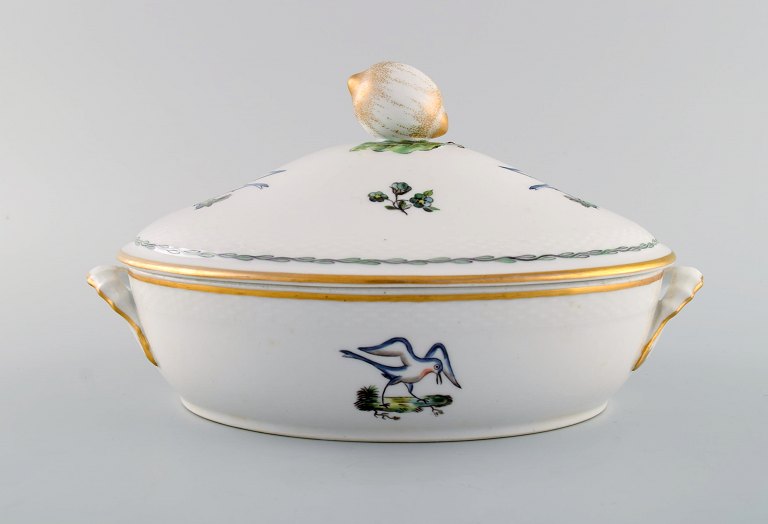 Royal Copenhagen lidded tureen in hand-painted porcelain with bird motifs and gold decoration. Early 20th century.