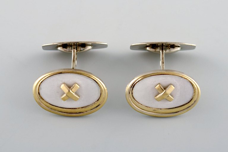 Scandinavian silversmith. A pair of gilded art deco cufflinks in silver (835) and mother of pearl. Mid-20th century.
