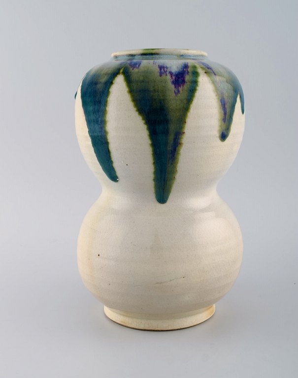 Europæisk studio keramiker. Stor unika vase i glaseret keramik. Smuk blågrøn løbeglasur på cremefarvet baggrund. 1980