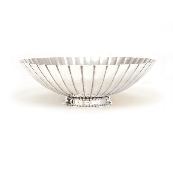 Siegvard Bernadotte for Georg Jensen: Skål i sterlingsølv. H: 7,2cm. D: 22,5cm. V: 478gr