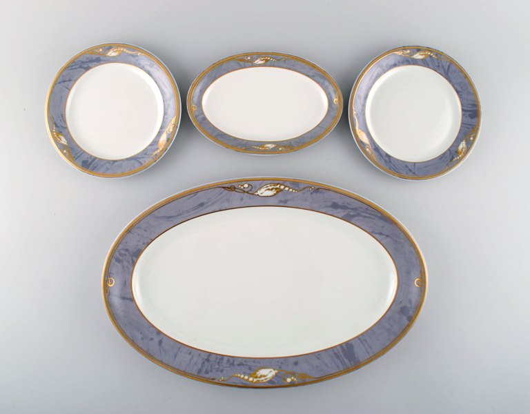 Royal Copenhagen Grå Magnolia. To fade og to tallerkener i porcelæn. Sent 1900-tallet.