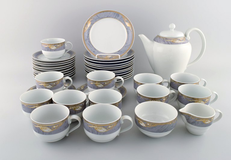 Royal Copenhagen Grå Magnolia. Komplet kaffeservice til 12 personer i porcelæn. Sent 1900-tallet.