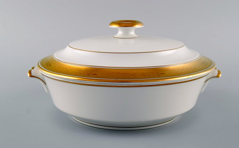 Royal Copenhagen stel nr. 607, White. Porcelain lidded tureen with gold edge. Model number 607/9575.