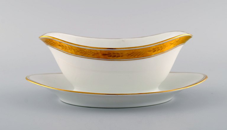 Royal Copenhagen stel nr. 607, White. Porcelain sauce boat with gold edge. Model number 607/9344.