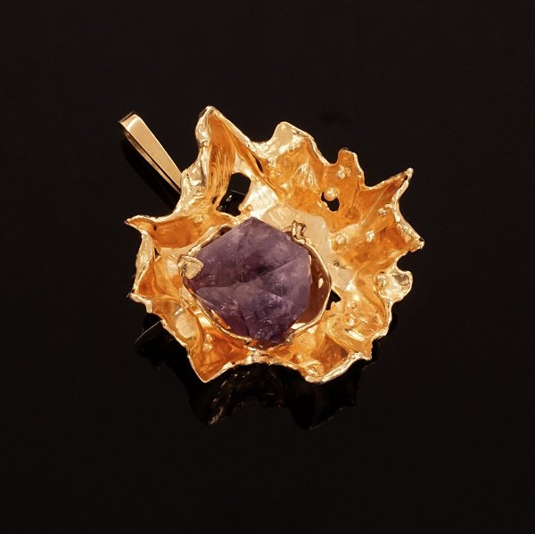 Kgl. Hofleverandør John Rørvig: Kraftigt vedhæng i 18kt guld. Mål: 6,3x5cm. V: 31,4gr