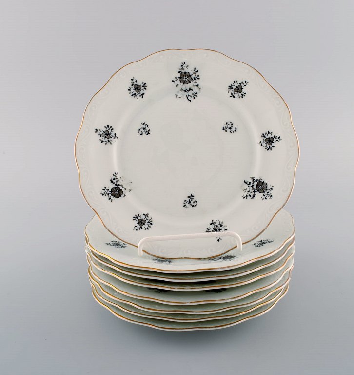 KPM, Copenhagen Porcelain Painting. Eight Rubens plates in porcelain with floral motifs, gold edge and scrolls in relief. 1940