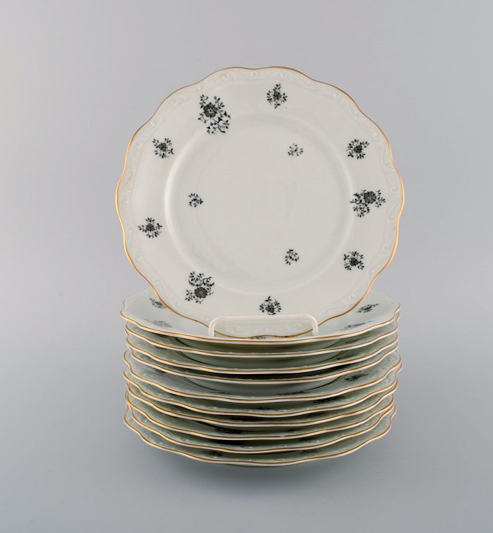 KPM, Kjøbenhavns Porcelæns Maleri. 11 Rubens frokosttallerkener i porcelæn med blomstermotiver, guldkant og snirkler i relief. 1940