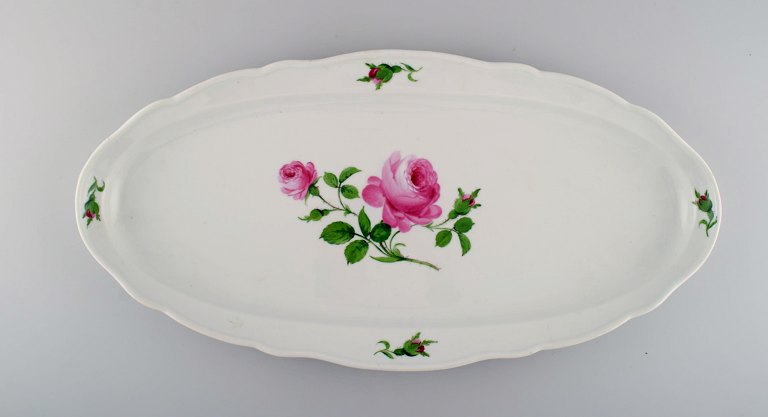 Large antique Meissen fish dish in hand-painted porcelain with pink roses. Early 20th century.